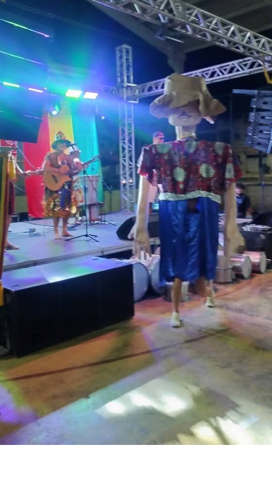 Boneco gigante Chico Latim